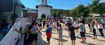 O zi de bucurie și credință pentru copiii din protopopiatul Tecuci: Proiectul „Vacanța din pridvorul bisericii”, desfășurat la Mănăstirea Cârlomănești