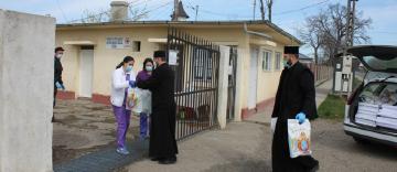 Arhiepiscopia Dunării de Jos ajută persoanele internate la Centrul Medico-Social din localitatea Pechea, judeţul Galaţi Arhiepiscopia Dunării de Jos ajută persoanele internate la Centrul Medico-Social din localitatea Pechea, judeţul Galaţi