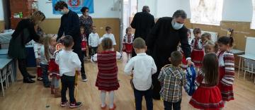 Copiii nevoiaşi primesc în continuare ajutoare din partea Arhiepiscopiei Dunării de Jos Copiii nevoiaşi primesc în continuare ajutoare din partea Arhiepiscopiei Dunării de Jos