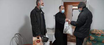 Persoanele nevoiaşe au primit daruri din partea parohiei „Sf. Arhangheli“ din Galaţi Persoanele nevoiaşe au primit daruri din partea parohiei „Sf. Arhangheli“ din Galaţi