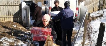 Încă o familie cu 10 copii în nordul judeţului Galaţi a primit sprijin din partea Arhiepiscopiei Dunării de Jos Încă o familie cu 10 copii în nordul judeţului Galaţi a primit sprijin din partea Arhiepiscopiei Dunării de Jos