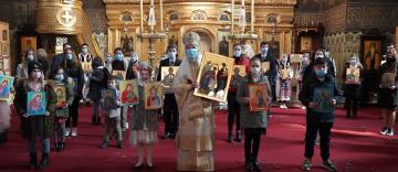 Tinerii iconari ai frumuseții de pe „pânza sufletului“ Tinerii iconari ai frumuseții de pe „pânza sufletului“