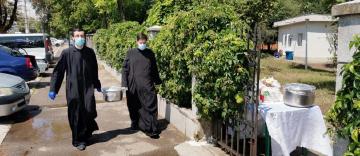 Centrul Eparhial a oferit o masă caldă şi măşti de protecţie pentru 30 de persoane Centrul Eparhial a oferit o masă caldă şi măşti de protecţie pentru 30 de persoane
