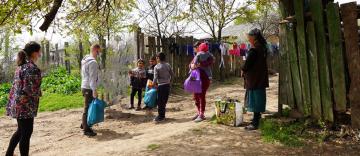 Daruri pentru 40 de familii nevoiaşe din localitatea Cărăpceşti, judeţul Galaţi Daruri pentru 40 de familii nevoiaşe din localitatea Cărăpceşti, judeţul Galaţi