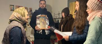 Împărtăşire cu Sfintele Taine, colinde şi daruri pentru bătrânii dintr-o parohie brăileană Împărtăşire cu Sfintele Taine, colinde şi daruri pentru bătrânii dintr-o parohie brăileană