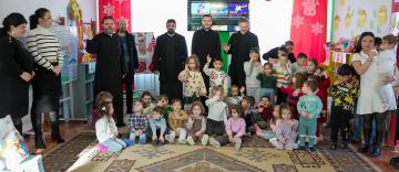 Daruri pentru copiii de la Grădiniţa parohială „Familia“