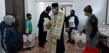 Asistaţii de la Cantina „Sfântul Nicolae“ a Centrului Eparhial au primit astăzi darui pentru lăsatul secului Asistaţii de la Cantina „Sfântul Nicolae“ a Centrului Eparhial au primit astăzi darui pentru lăsatul secului