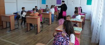 Arhiepiscopia Dunării de Jos oferă ghiozdane şi rechizite şcolare copiilor nevoiaşi Arhiepiscopia Dunării de Jos oferă ghiozdane şi rechizite şcolare copiilor nevoiaşi