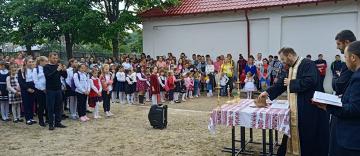 Școala și elevii din localitatea Căuiești au fost binecuvântați pentru un nou început de an școlar Școala și elevii din localitatea Căuiești au fost binecuvântați pentru un nou început de an școlar