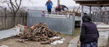 Lemne oferite familiilor nevoiaşe din judeţul Galaţi