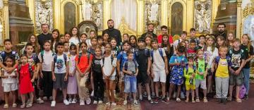 Arhiepiscopia Dunării de Jos continuă sprijinirea elevilor cu ghiozdane şi rechizite şcolare 