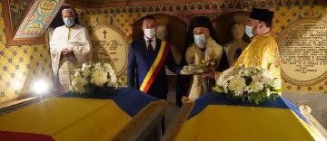 Binecuvântare şi rugăciune la cripta filantropilor Nedelcu şi Ana Chercea Binecuvântare şi rugăciune la cripta filantropilor Nedelcu şi Ana Chercea