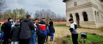 Elevi în vizită la Mănăstirea Voievodală Măxineni