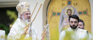 Satul românesc, păstrător al valorilor noastre spirituale, ne cheamă să-l ajutăm! Satul românesc, păstrător al valorilor noastre spirituale, ne cheamă să-l ajutăm!